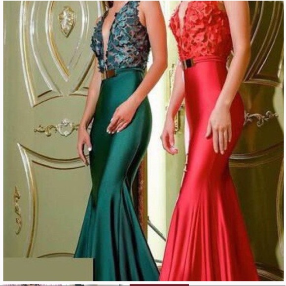 Dark green gown with flower appliqué - Picture 3 of 8